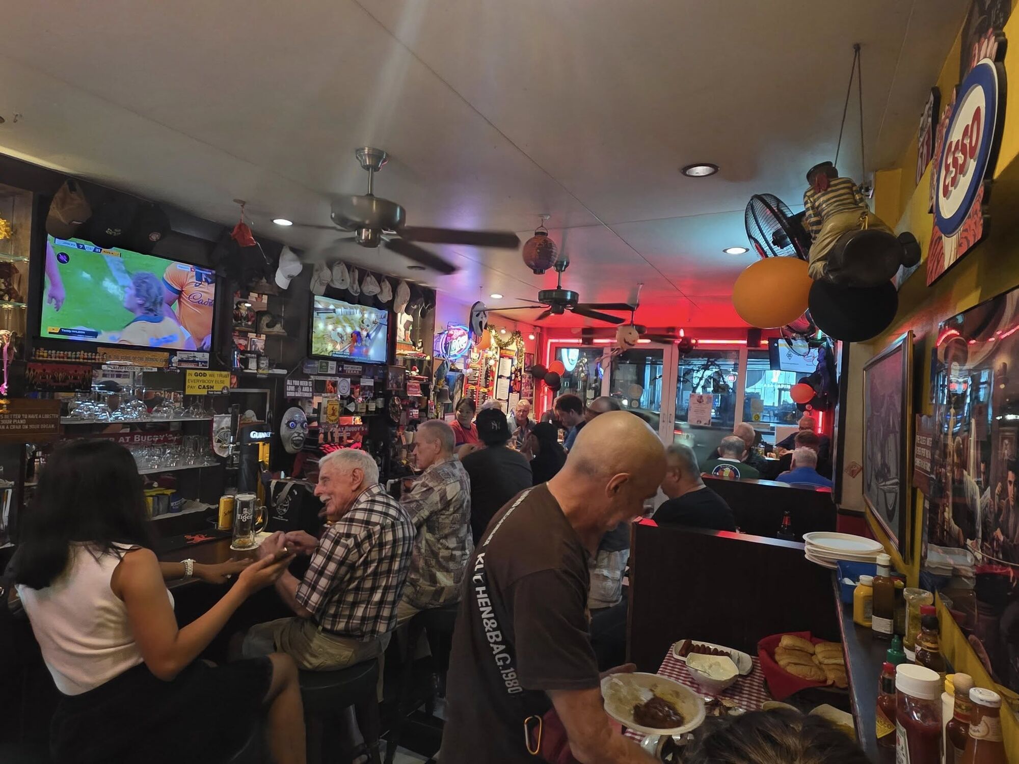 Customers enjoying their visit to Buddy's Bar & Grill Bangkok, Sukhumvit Soi 89